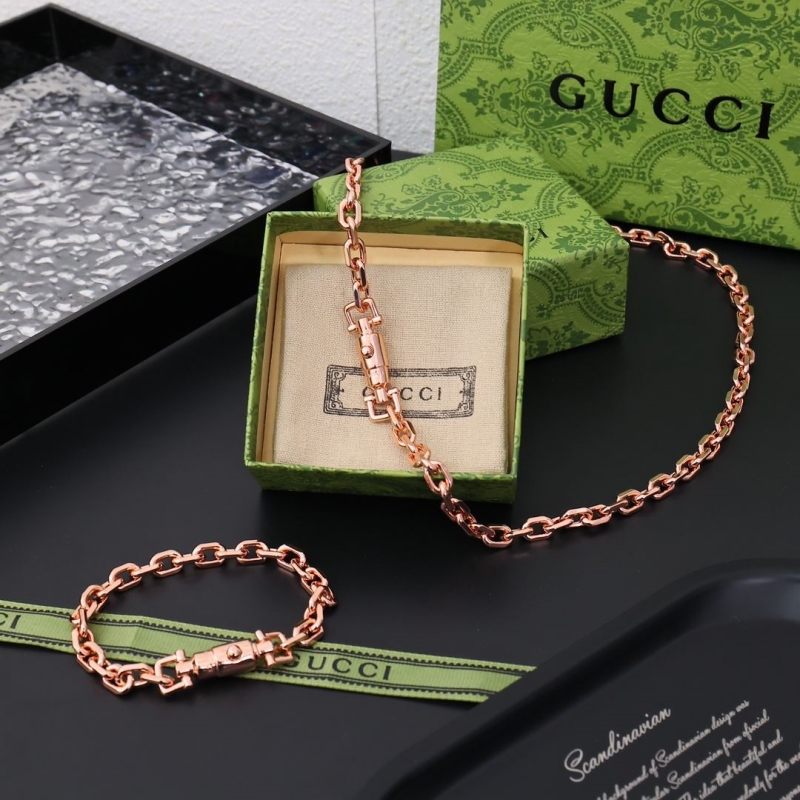 G*u*i necklaces